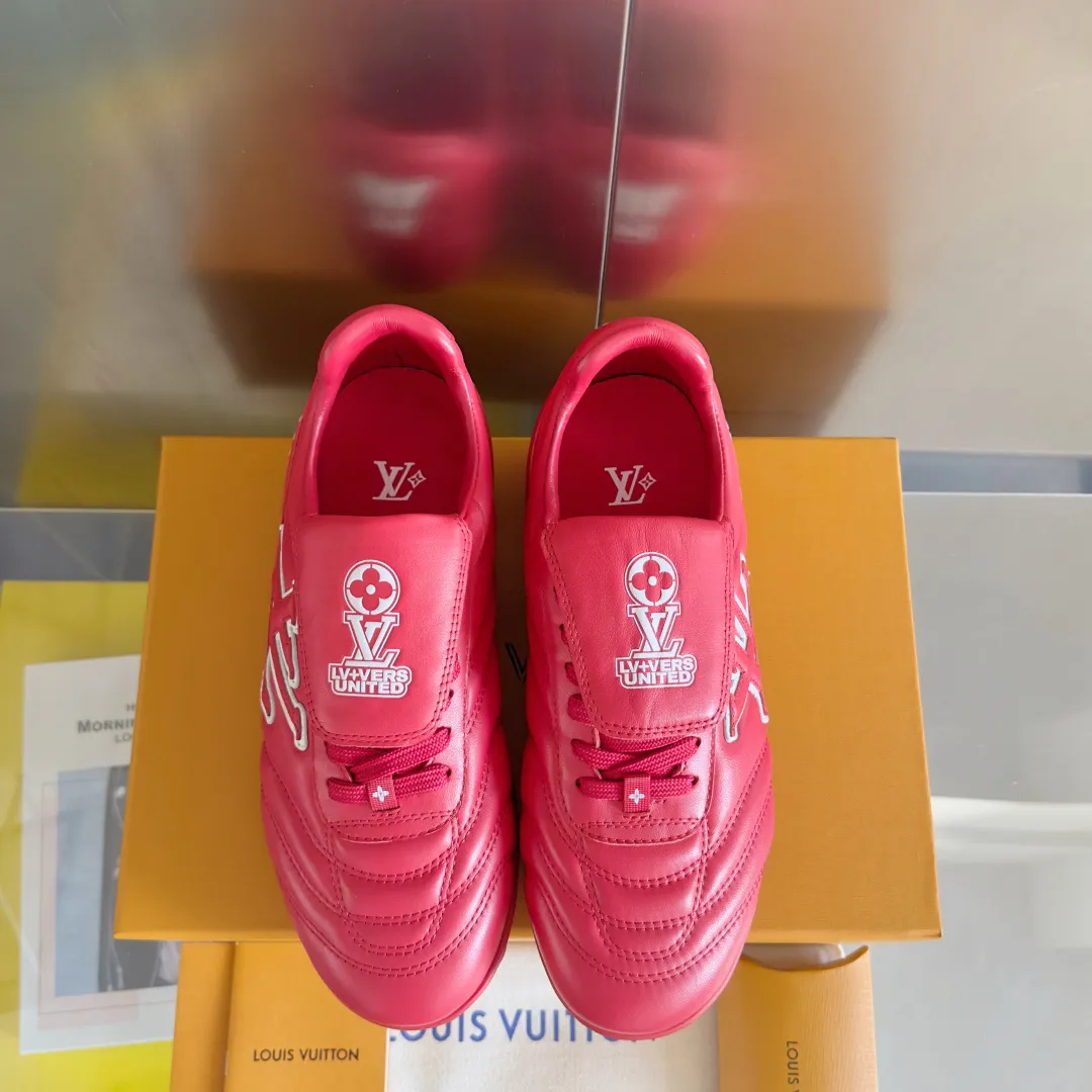 Top version: Couple model 640💰 LV Louis Vuitton L house Donkey brand latest Footprint series Couple model football sneakers casual running shoes original purchase development and production This Footprint Soccer sneaker was unveiled in the 2025 spring and summer series fashion show. It is the first sneaker designed by Pharrell Williams inspired by football shoes. The shoes are inspired by football, a sport that spans generations and cultures, echoing the 2025 spring and summer series fashion show's theme of unity and universal participation. The shoe is famous for its sleek design, with the dynamic IV Initials logo embellished on the side, the tongue embellished with the Lvers United badge inspired by the football team, and the foot pattern rubber sole decorated with multiple Louis Vuitton logos. Exquisitely packaged at the delivery counter🛍📦 ▪️Material: Original imported first-layer cowhide ▪️Lining: Original custom-made soft sheepskin lining ▪️Sole: Original open-molded two-color TPU combination sole ▪️Sole thickness: 3.5CM ▪️Size: Women’s 35-41 / Men’s 39-45